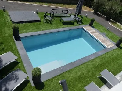 Piscine coque polyester, modèle Auron